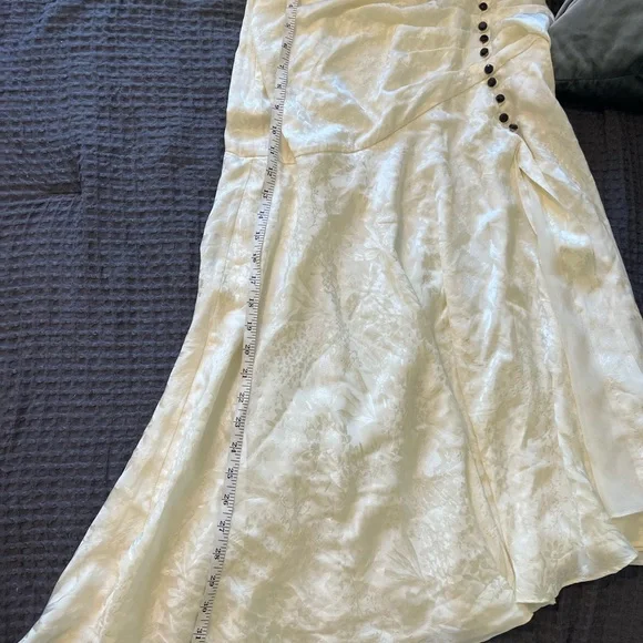 Le Fou Wilfred (Aritzia) %100 silk Tango skirt in cream - Picture 6 of 8